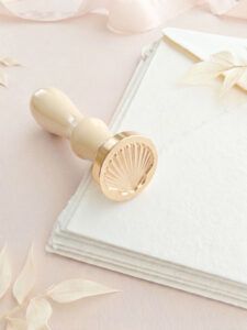 Invito di matrimonio in stile marino con sigillo in ceralacca a forma di conchiglia