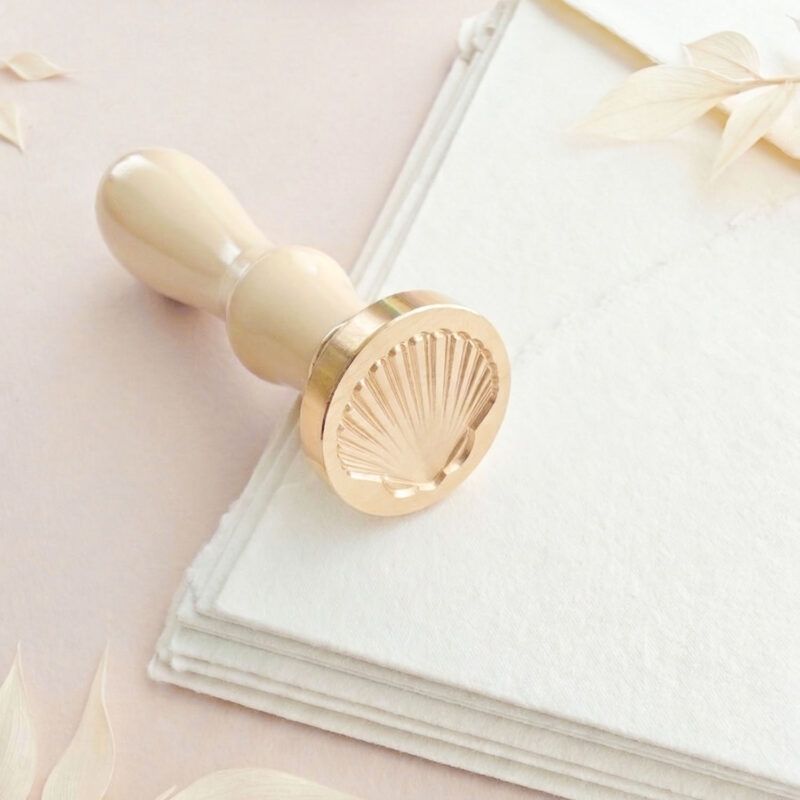 Invitación de boda marina con sello de lacre de concha