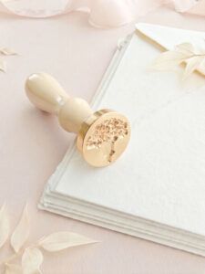Invito di matrimonio con sigillo in ceralacca fiore di garofano