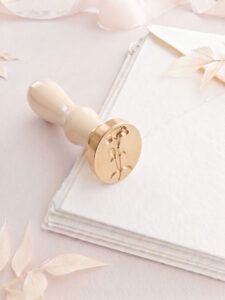 Invitación de boda con sello de lacre ovalado de clavel