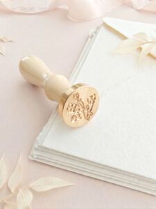 Invito di matrimonio con sigillo in ceralacca floreale con fiori selvatici