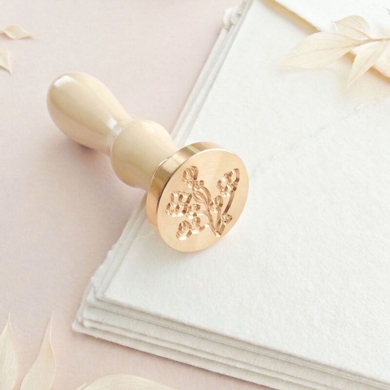 Invito di matrimonio con sigillo in ceralacca floreale con fiori selvatici