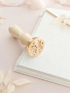 Invito di matrimonio con sigillo in ceralacca floreale con effetto tridimensionale