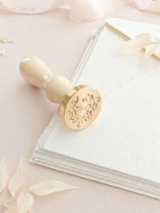 Invito di matrimonio con sigillo in ceralacca a ghirlanda botanica
