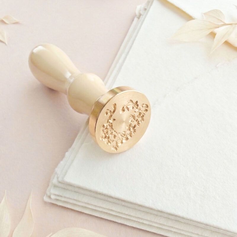 Invito di matrimonio con sigillo in ceralacca a ghirlanda botanica