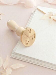 Invitación de boda con sello de lacre ovalado de mariposas