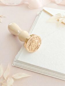 Invito di matrimonio con sigillo in ceralacca olivo con rilievo tridimensionale