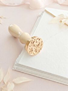 Invitación de boda con sello de lacre de tulipanes con volumen