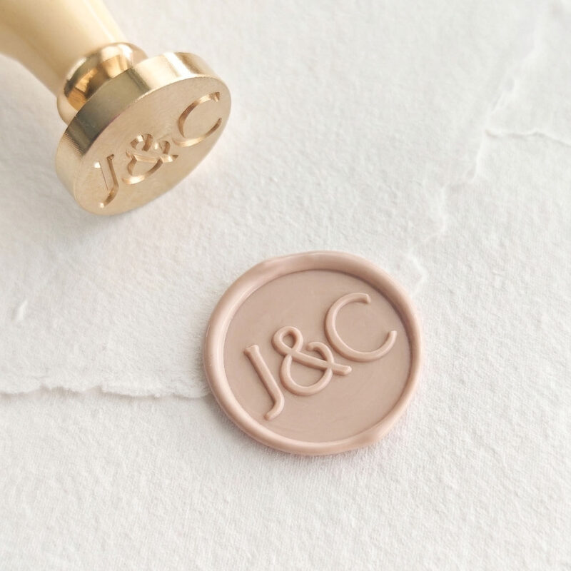 Detalle de sello de lacre personalizado con iniciales de tipografía clásica