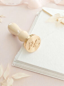 Invitación de boda con sello de lacre de iniciales personalizado
