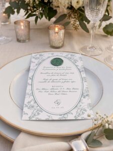Menú de boda Elodie en papel verjurado con diseño botánico verde salvia y sello de lacre verde.