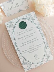 Menú de boda Elodie con puesto de mesa personalizado, papel verjurado y estampado botánico verde salvia.