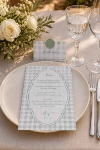 Menú de boda Marietta con puesto de mesa personalizado, diseño vichy verde suave y sello de lacre.