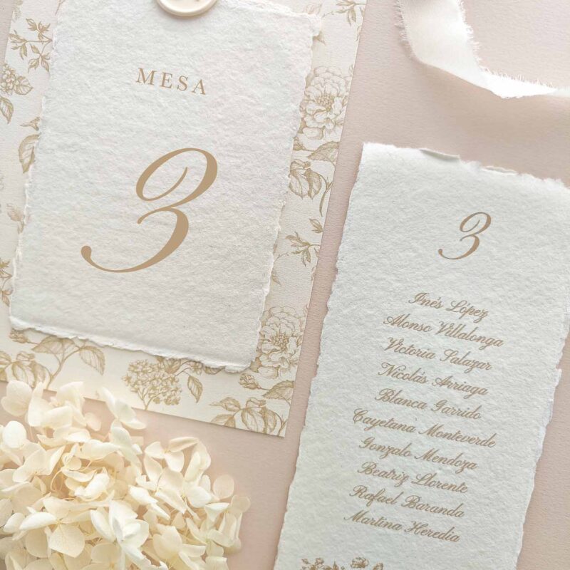 Seating plan y número de mesa Adriana en papel artesanal marfil con estampado floral beige y lacre personalizado.