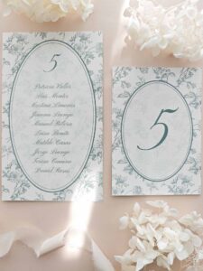 Seating plan de 10 x 21 cm y número de mesa A6 Elodie en papel verjurado con diseño botánico verde salvia.