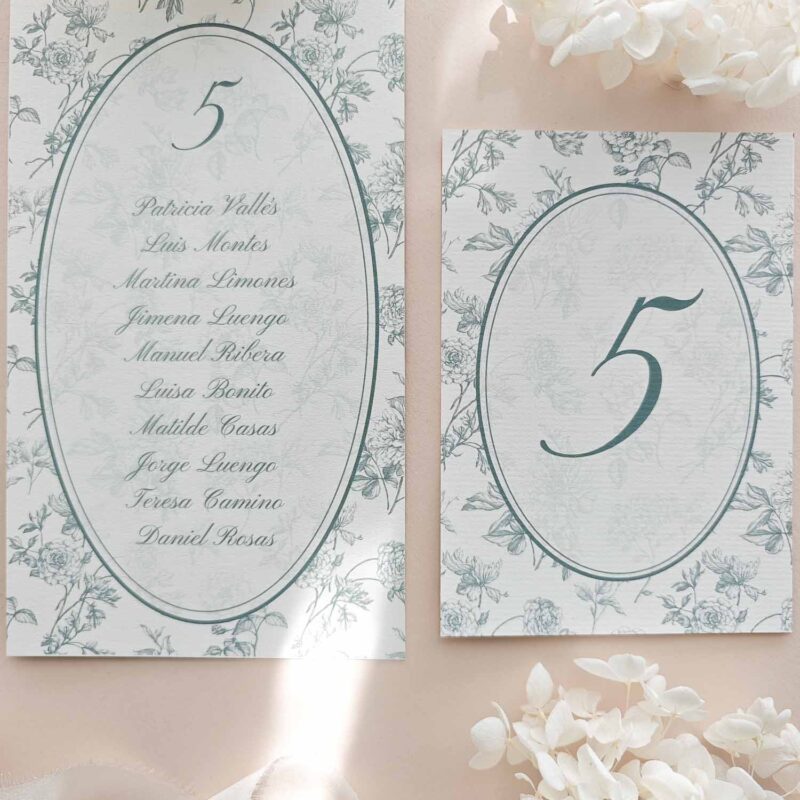 Seating plan de 10 x 21 cm y número de mesa A6 Elodie en papel verjurado con diseño botánico verde salvia.