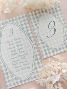 Seating plan y número de mesa Marietta con diseño de cuadros vichy en verde suave.