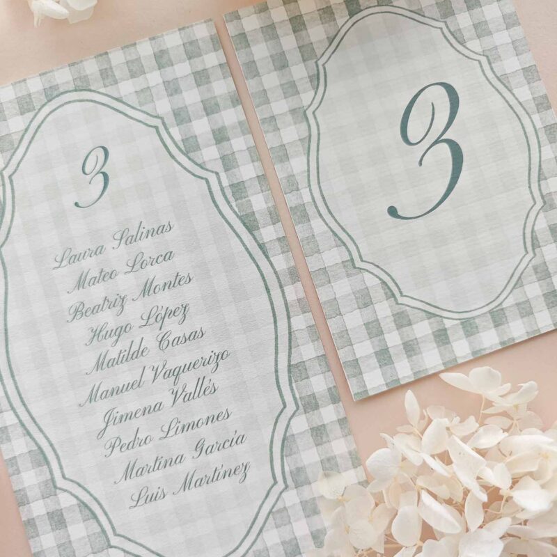 Seating plan y número de mesa Marietta con diseño de cuadros vichy en verde suave.