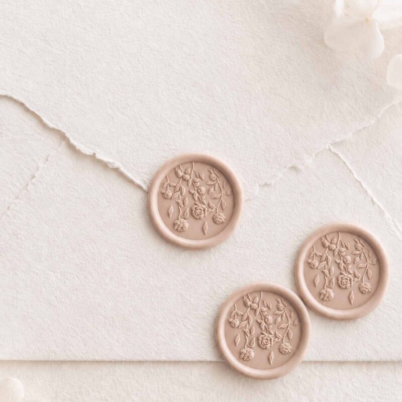 Sellos de lacre adhesivos con diseño de enredadera de rosas en relieve 3D sobre sobre artesanal para invitaciones de boda.