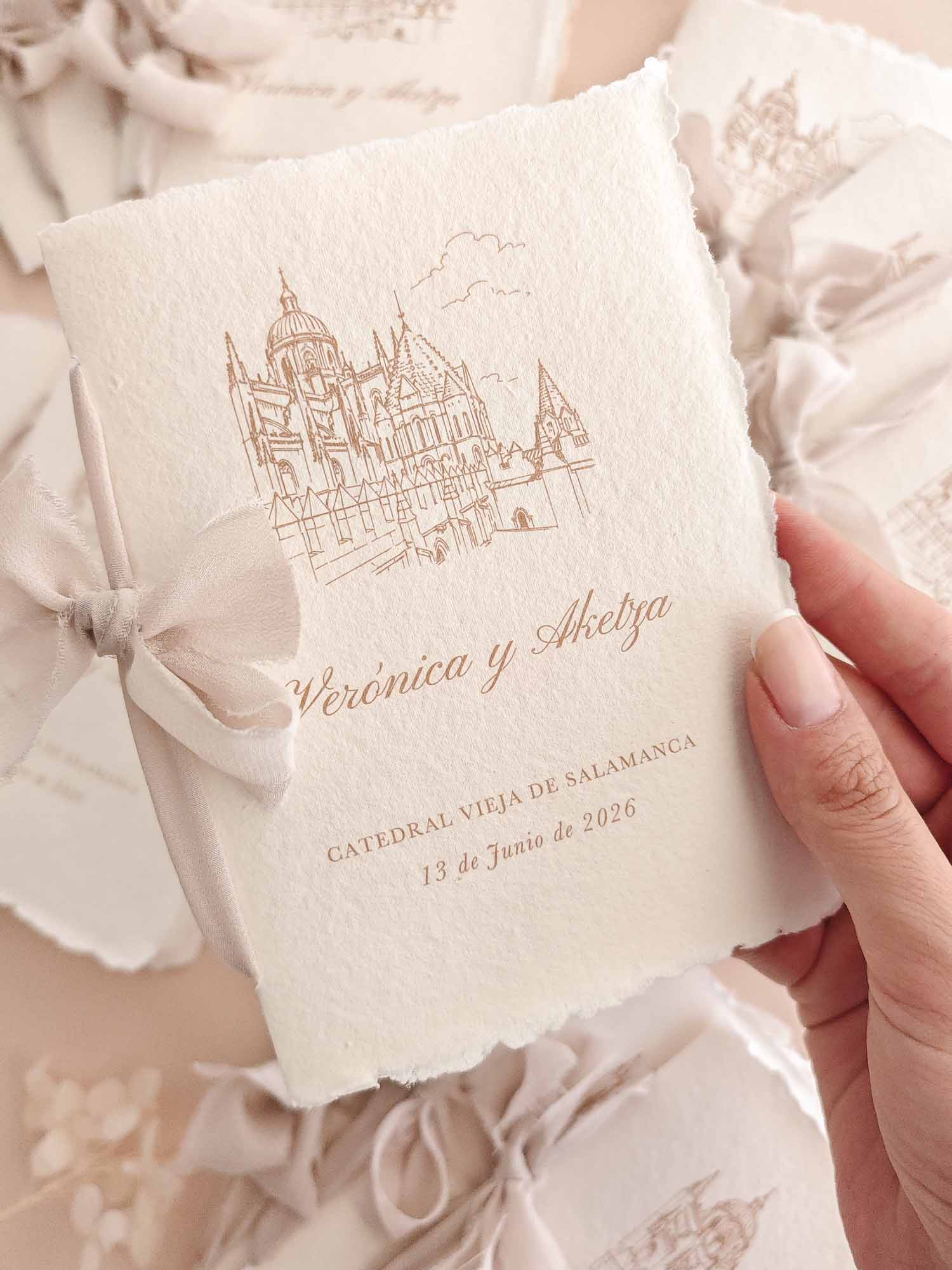Papelería de mesa Elodie con menú de boda en papel verjurado y puesto de mesa personalizado en verde salvia.