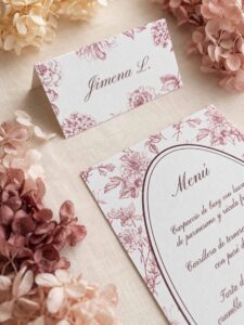 Puesto de mesa personalizado Elodie Burdeos con nombre de invitada y diseño floral.