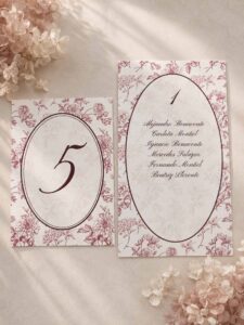 Seating plan y número de mesa Elodie Burdeos con diseño floral en papel verjurado.