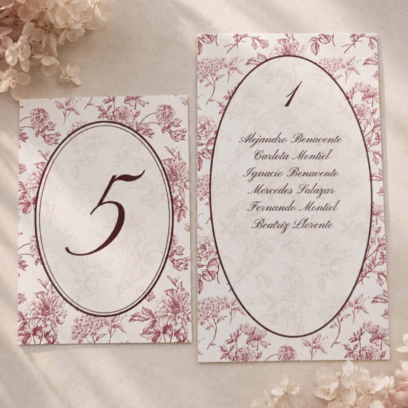 Seating plan y número de mesa Elodie Burdeos con diseño floral en papel verjurado.
